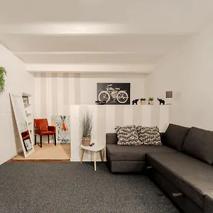 Stadtnahe & Ruhig Gelegen, Fusslaeufig Zur Alster Apartment